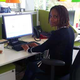 jeune fille travaillant sur un ordinateur